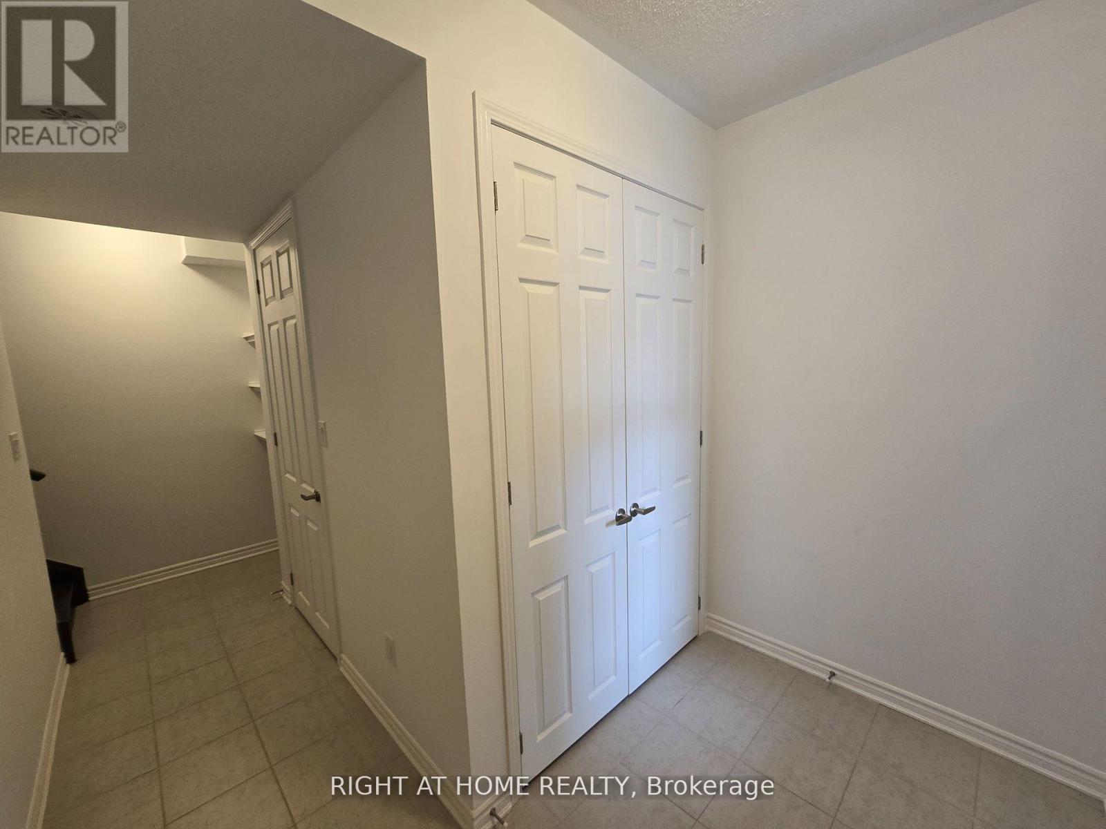 1687 Dance Court, Milton, Ontario  L9E 2A3 - Photo 4 - W12948320