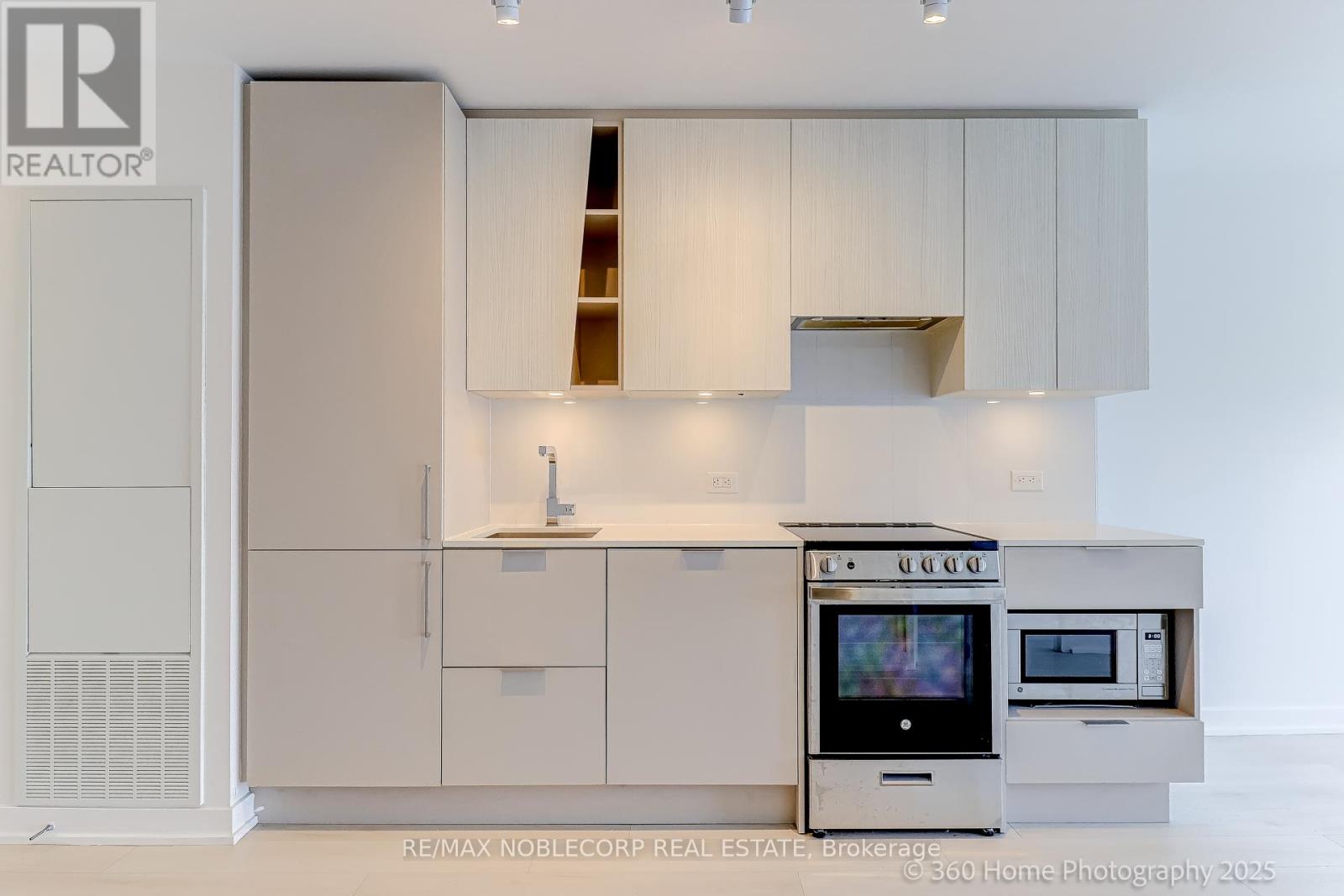 2912 - 3900 Confederation Parkway, Mississauga, Ontario  L5B 0M3 - Photo 3 - W12948372