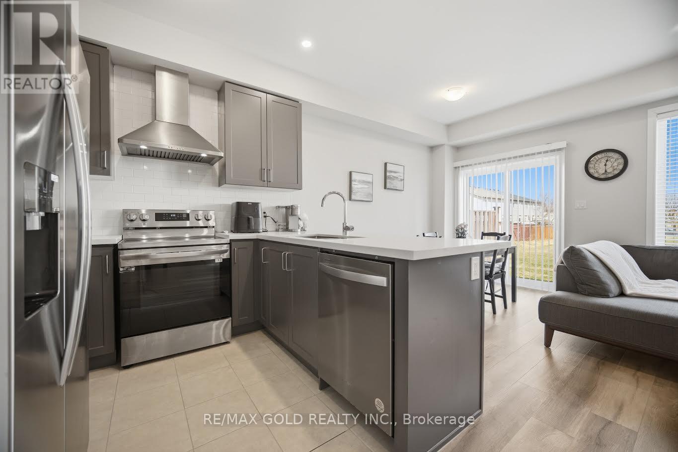 30 Mia Drive, Hamilton, Ontario  L9B 0K1 - Photo 8 - X12948296