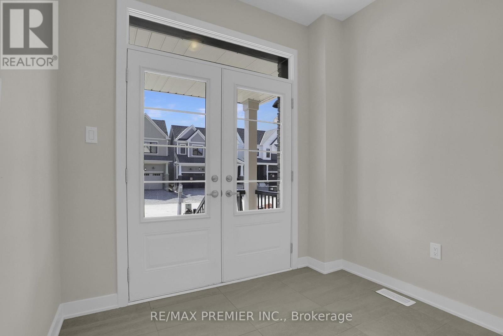 28 Downriver Drive, Welland, Ontario  L3B 0M5 - Photo 3 - X12942002