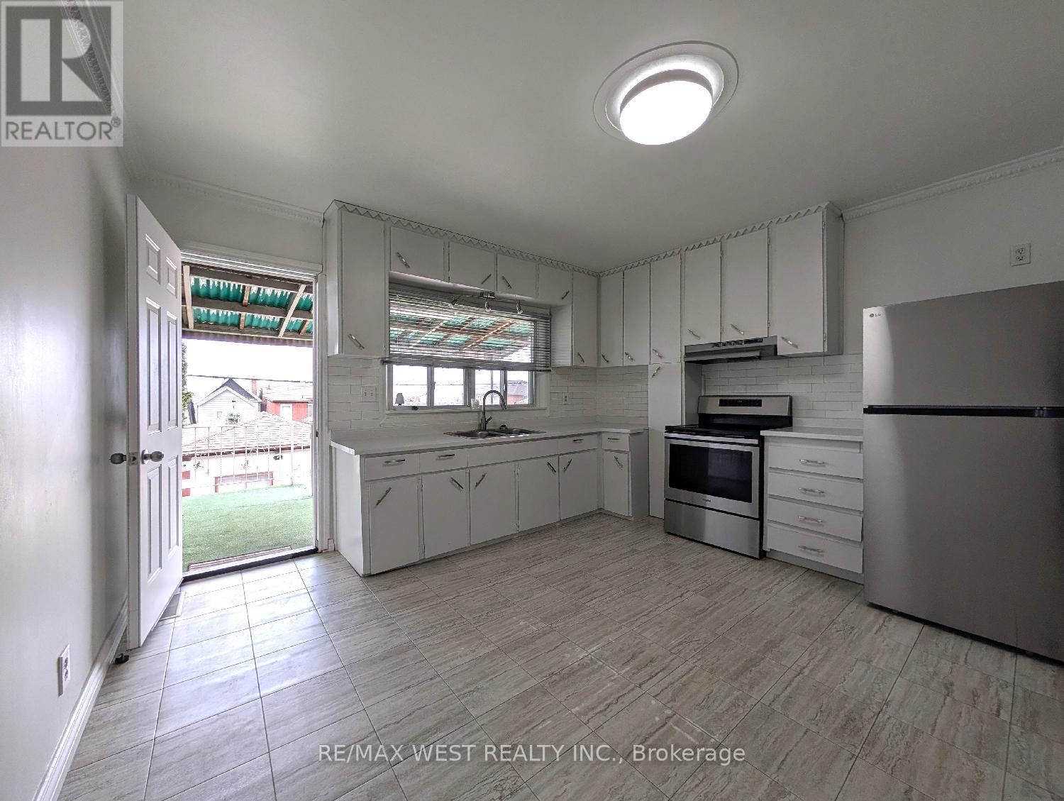 Main Floor - 128 Caledonia Road, Toronto, Ontario  M6E 4S7 - Photo 13 - W12908786