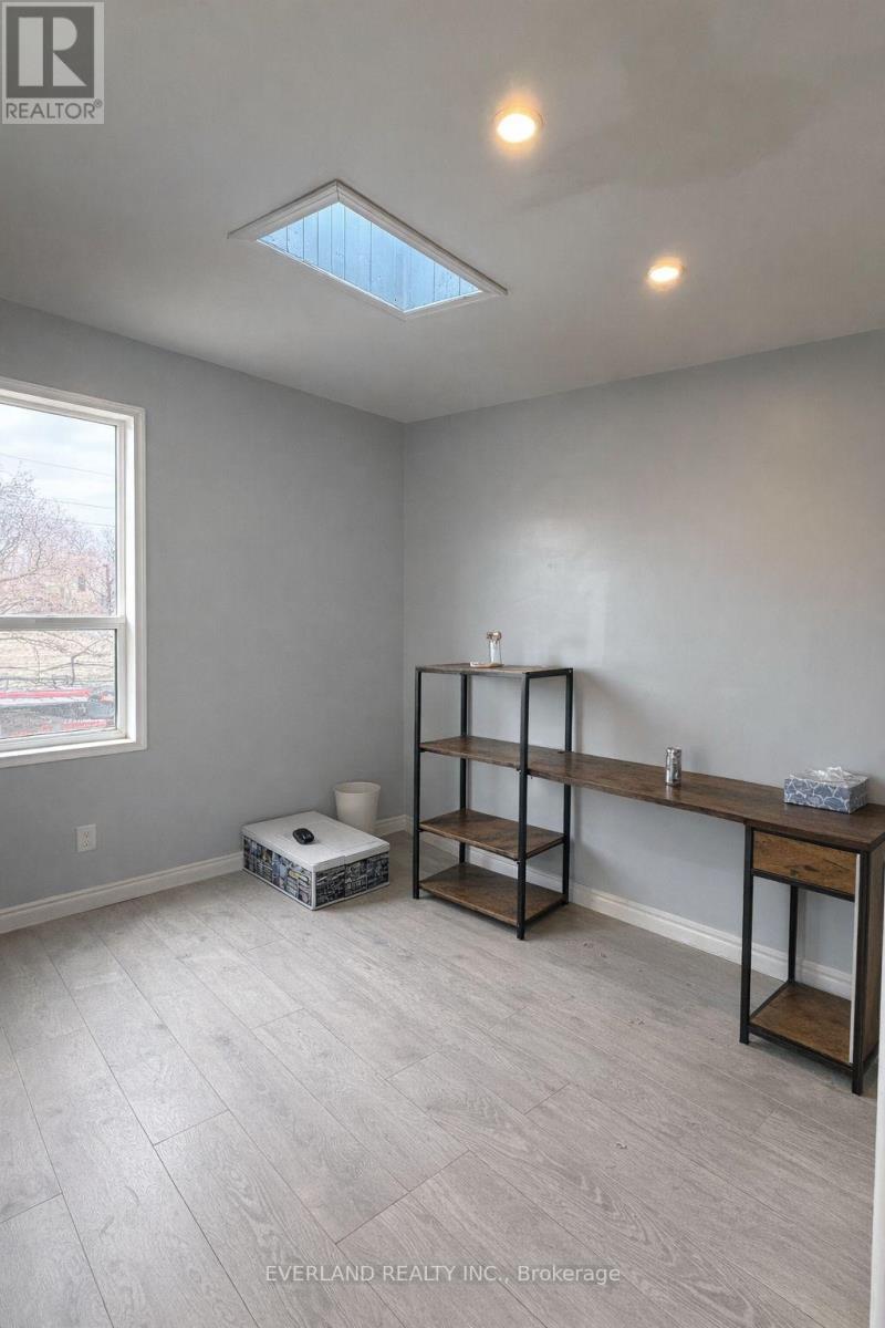 GROUND - 850 - UNIT 4 BATHURST STREET, Toronto, Ontario