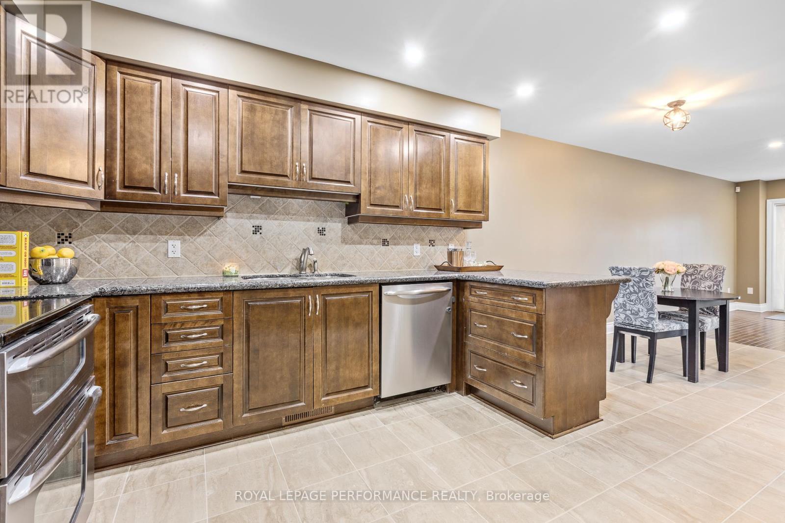 200 Idlewild Private E, Ottawa, Ontario  K2J 0P4 - Photo 7 - X12948384