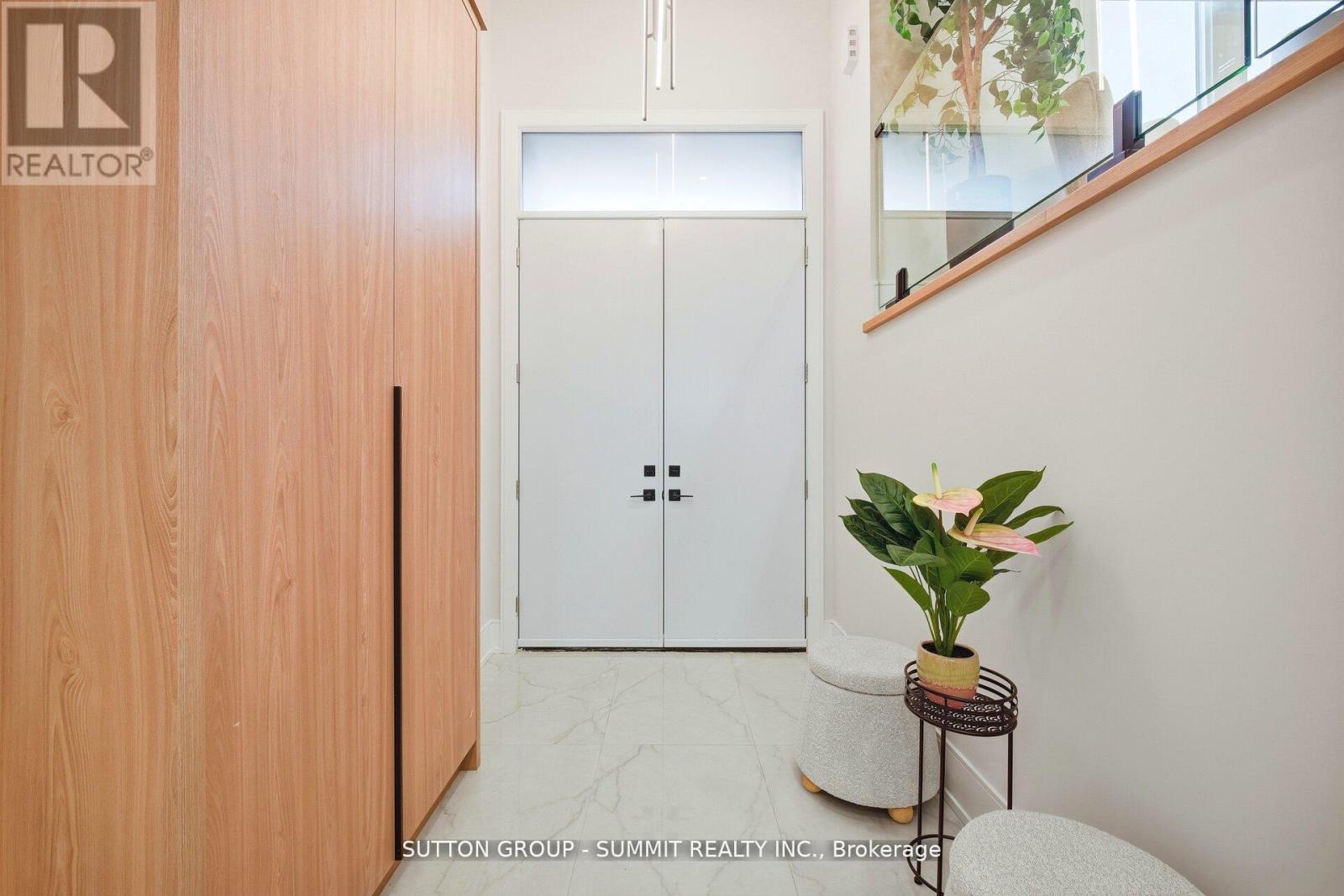 1228 Alexandra Avenue, Mississauga, Ontario  L5E 2A5 - Photo 5 - W12948390