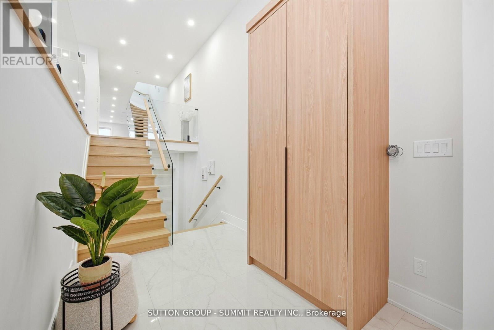 1228 Alexandra Avenue, Mississauga, Ontario  L5E 2A5 - Photo 6 - W12948390