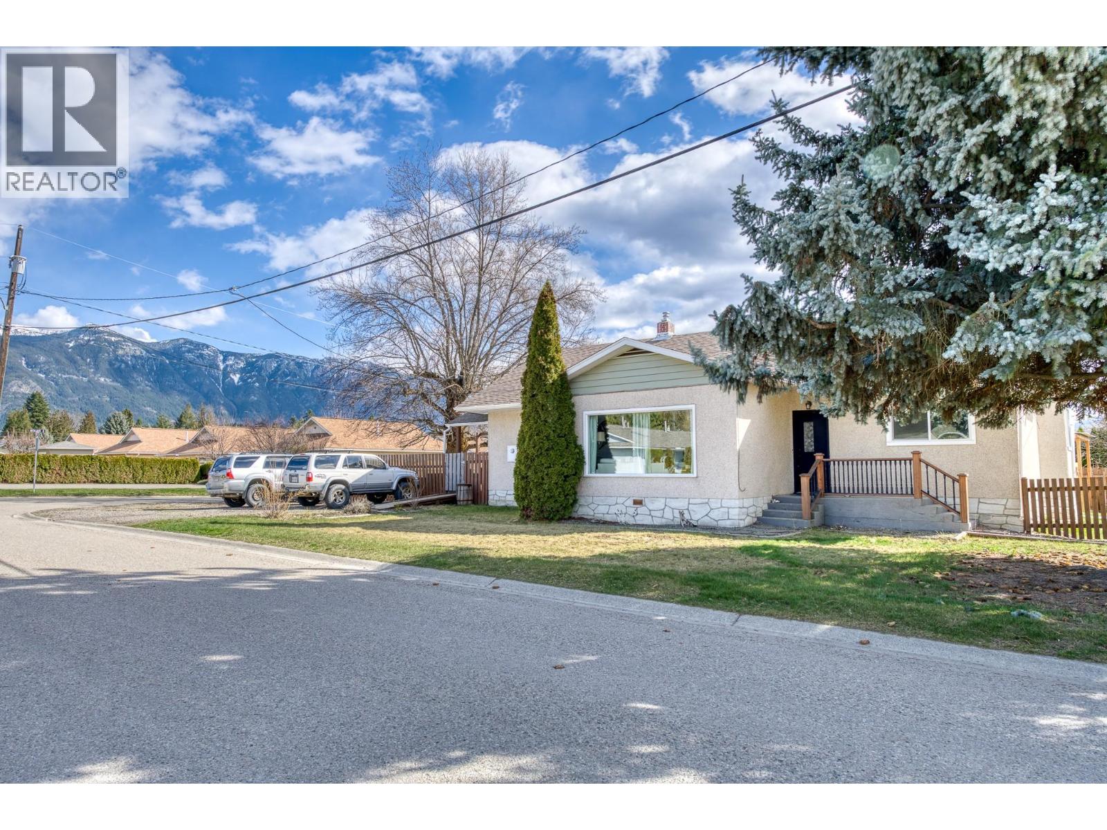 1721 Birch Street, Creston, British Columbia  V0B 1G0 - Photo 2 - 10381357