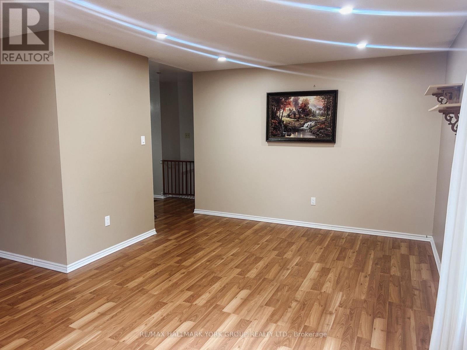 176 Robinson Drive, Newmarket, Ontario  L3Y 5M5 - Photo 2 - N12948444