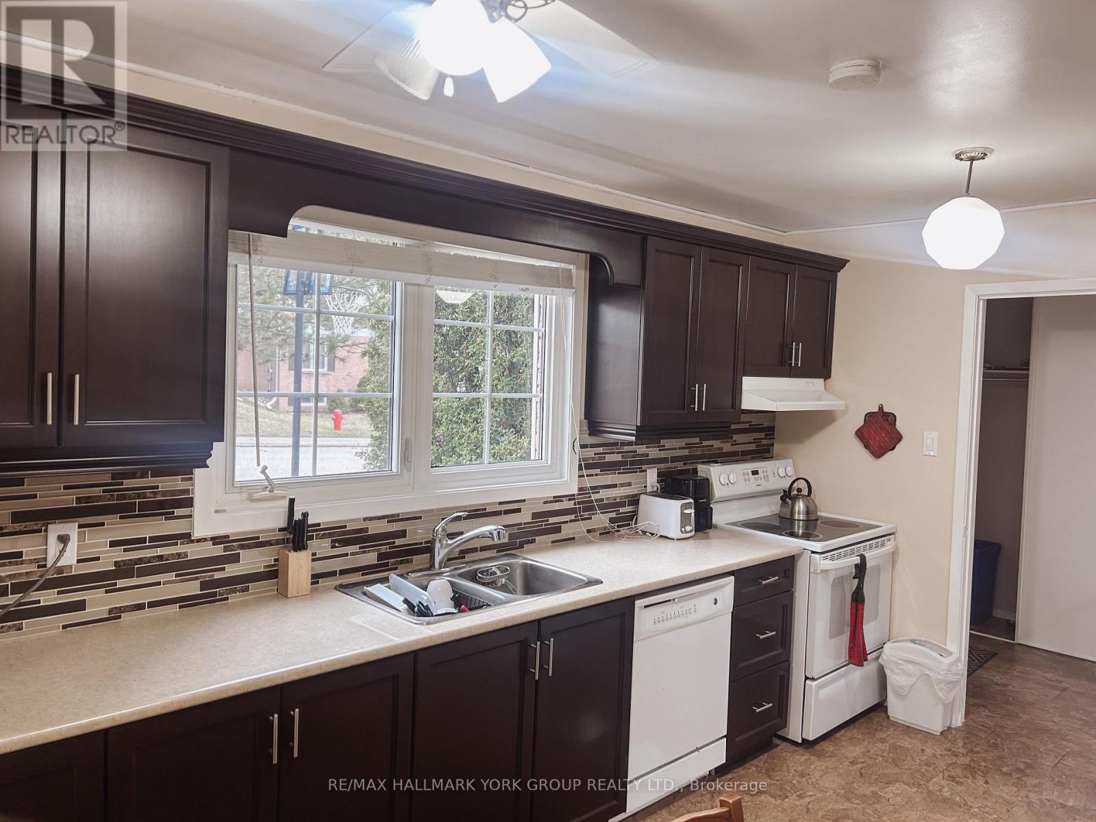 176 Robinson Drive, Newmarket, Ontario  L3Y 5M5 - Photo 4 - N12948444