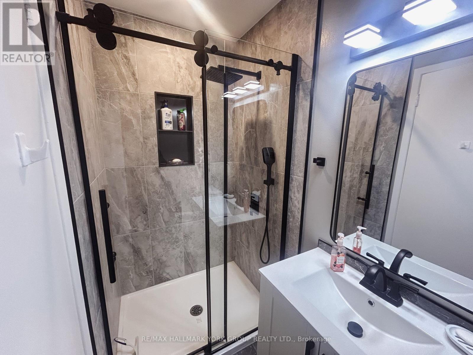 176 Robinson Drive, Newmarket, Ontario  L3Y 5M5 - Photo 5 - N12948444