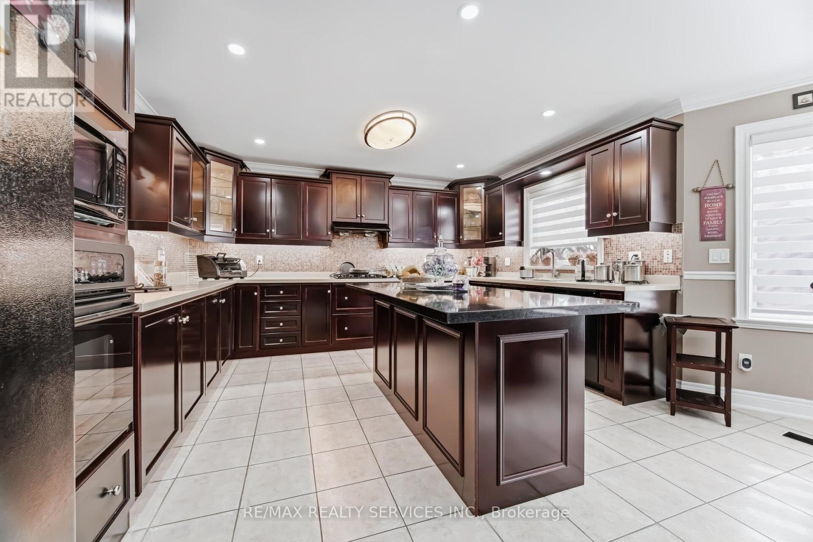 7 Waltham Drive, Toronto, Ontario  M9V 1S6 - Photo 13 - W12948460