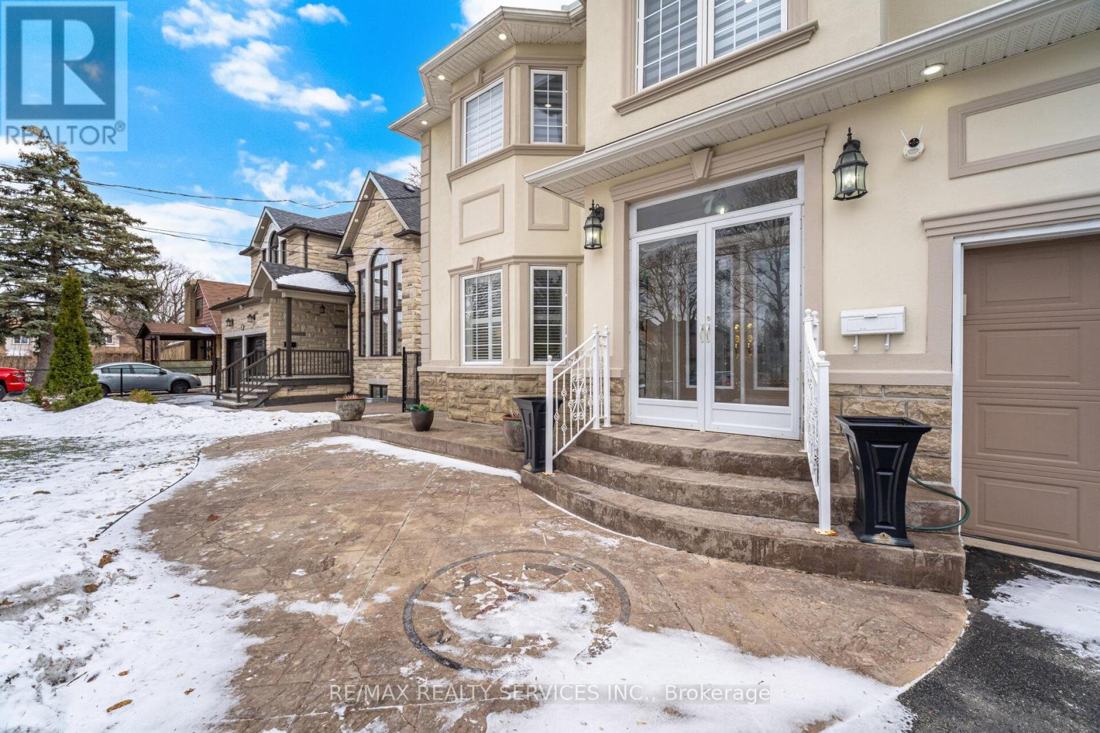 7 Waltham Drive, Toronto, Ontario  M9V 1S6 - Photo 4 - W12948460