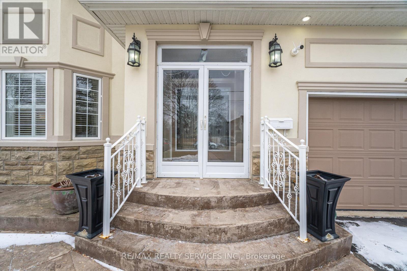 7 Waltham Drive, Toronto, Ontario  M9V 1S6 - Photo 5 - W12948460