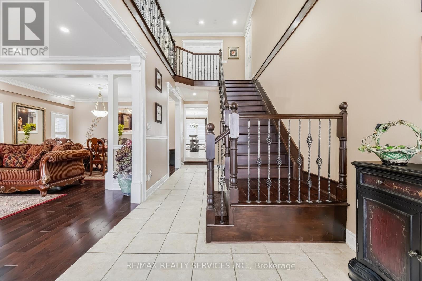 7 Waltham Drive, Toronto, Ontario  M9V 1S6 - Photo 7 - W12948460