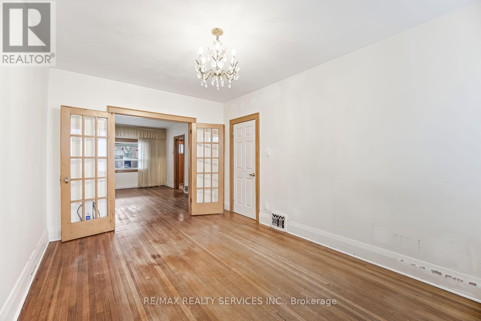 544 Windermere Avenue, Toronto, Ontario  M6S 3L7 - Photo 13 - W12948472