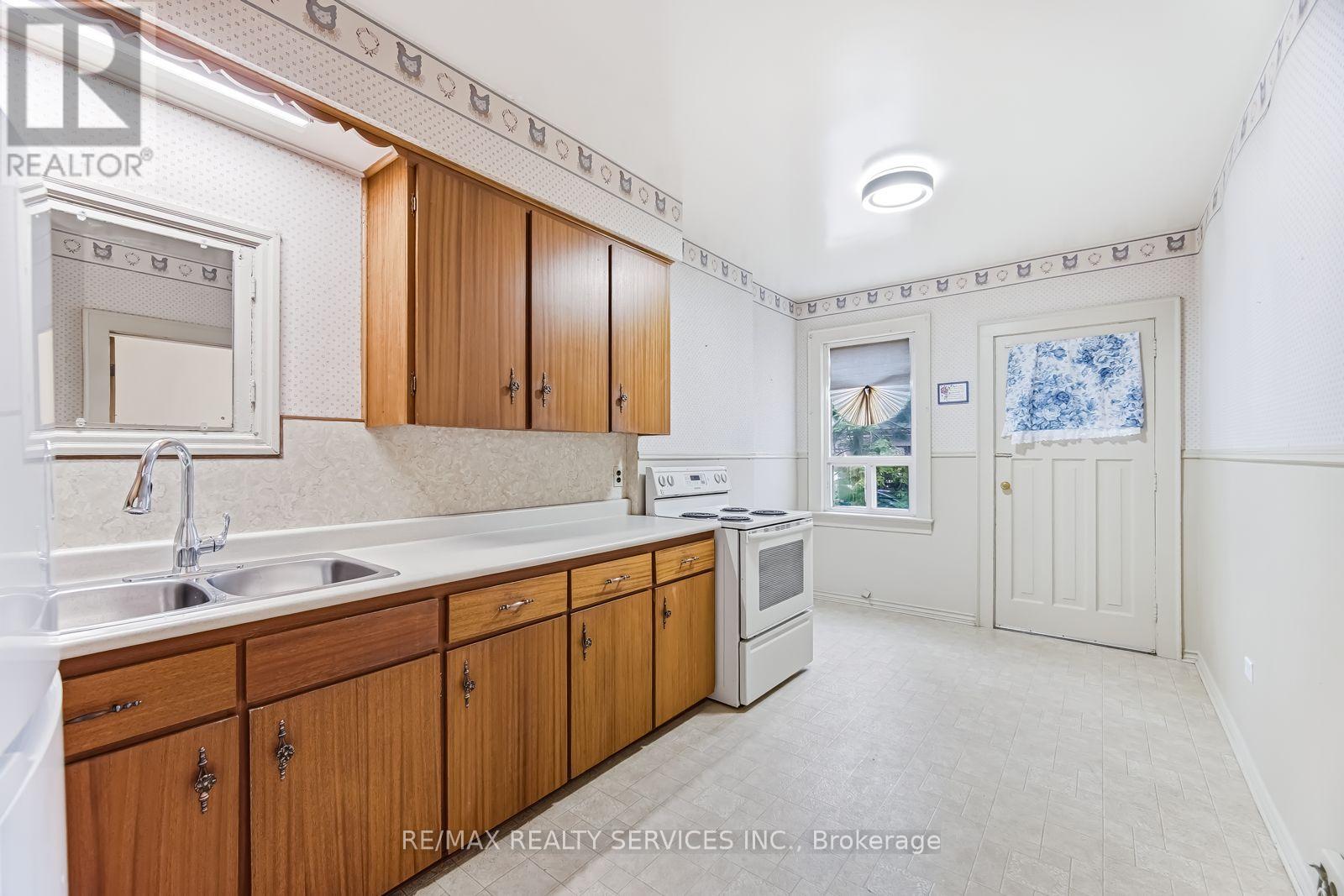 544 Windermere Avenue, Toronto, Ontario  M6S 3L7 - Photo 15 - W12948472