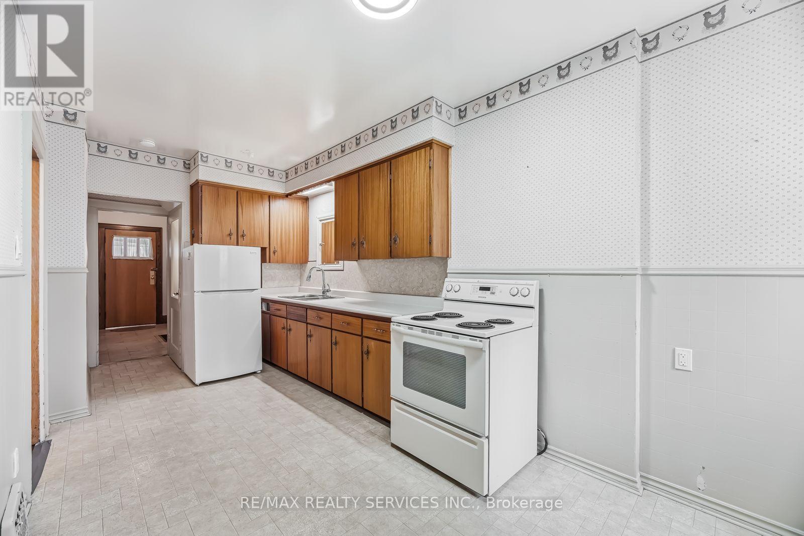 544 Windermere Avenue, Toronto, Ontario  M6S 3L7 - Photo 16 - W12948472