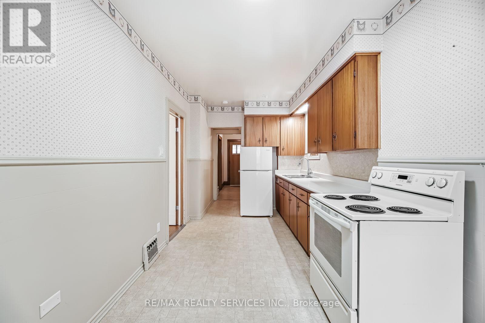 544 Windermere Avenue, Toronto, Ontario  M6S 3L7 - Photo 17 - W12948472