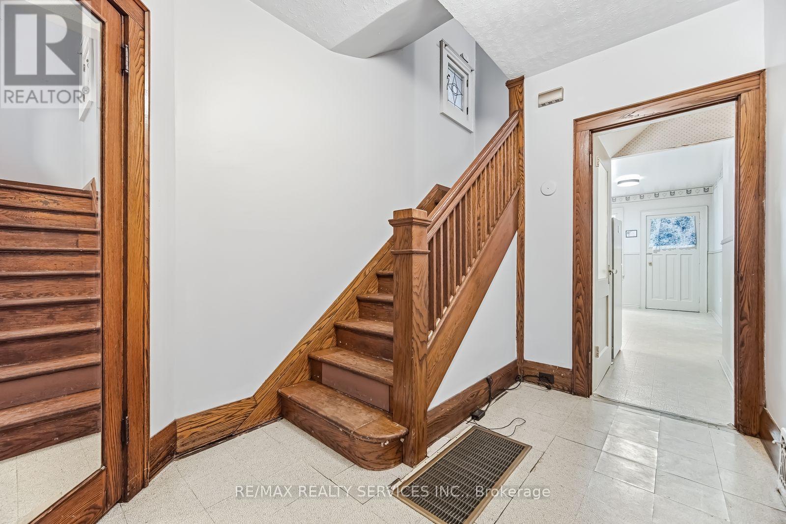 544 Windermere Avenue, Toronto, Ontario  M6S 3L7 - Photo 18 - W12948472