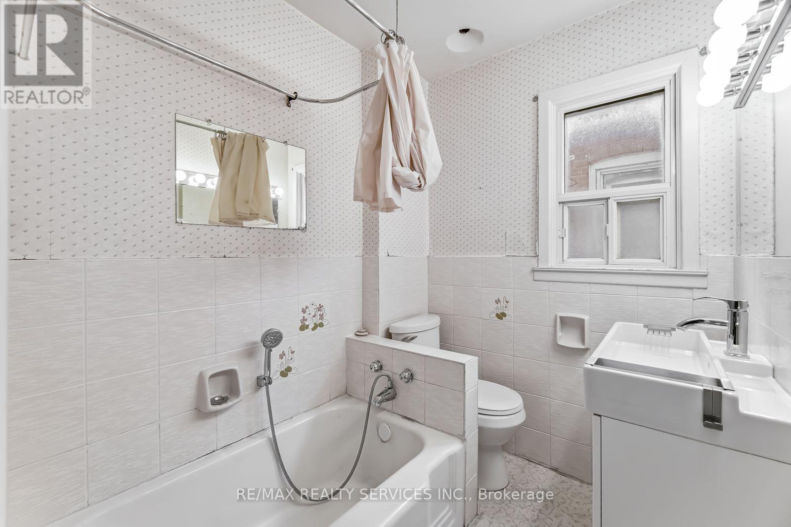 544 Windermere Avenue, Toronto, Ontario  M6S 3L7 - Photo 29 - W12948472