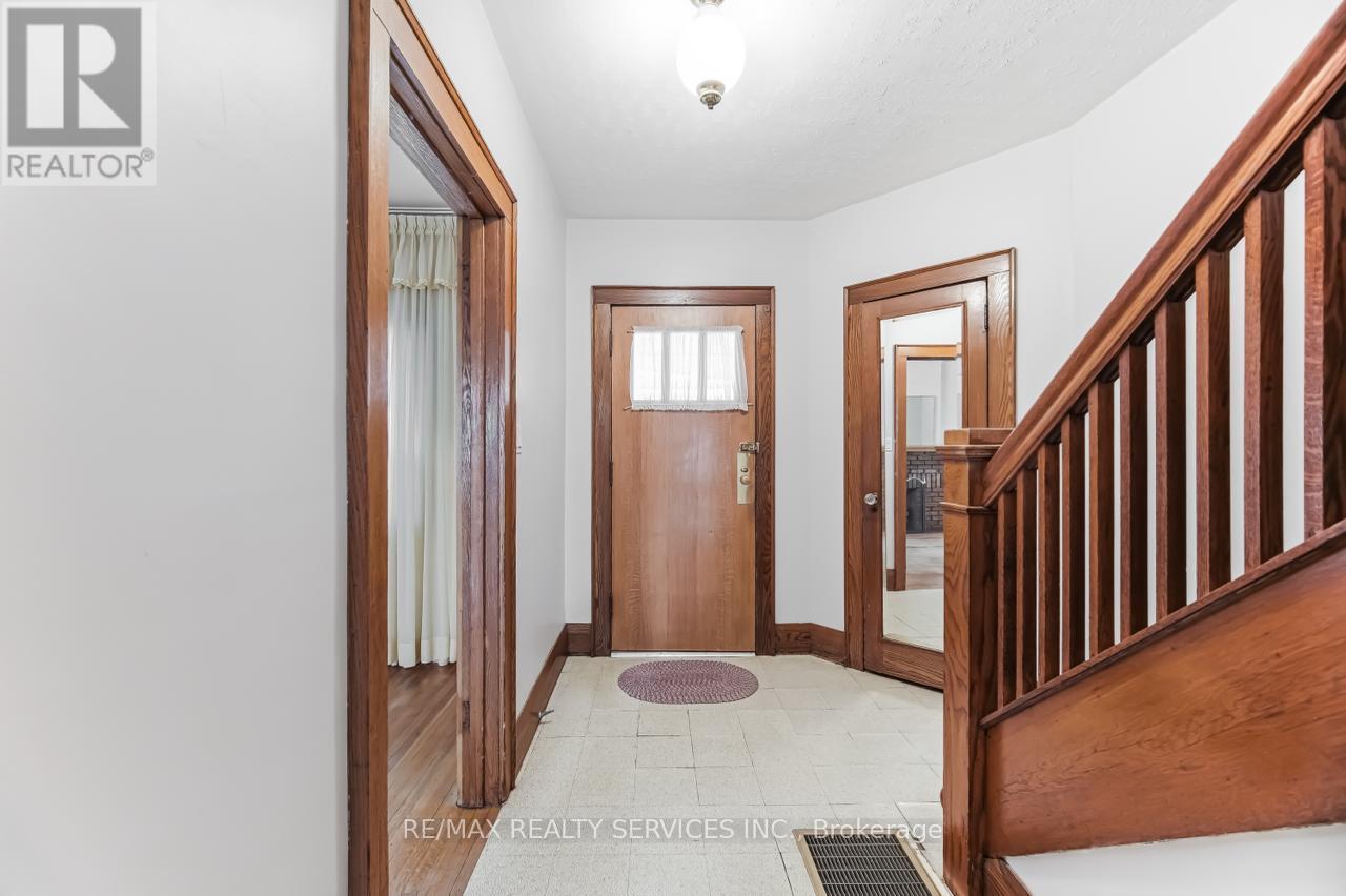 544 Windermere Avenue, Toronto, Ontario  M6S 3L7 - Photo 7 - W12948472