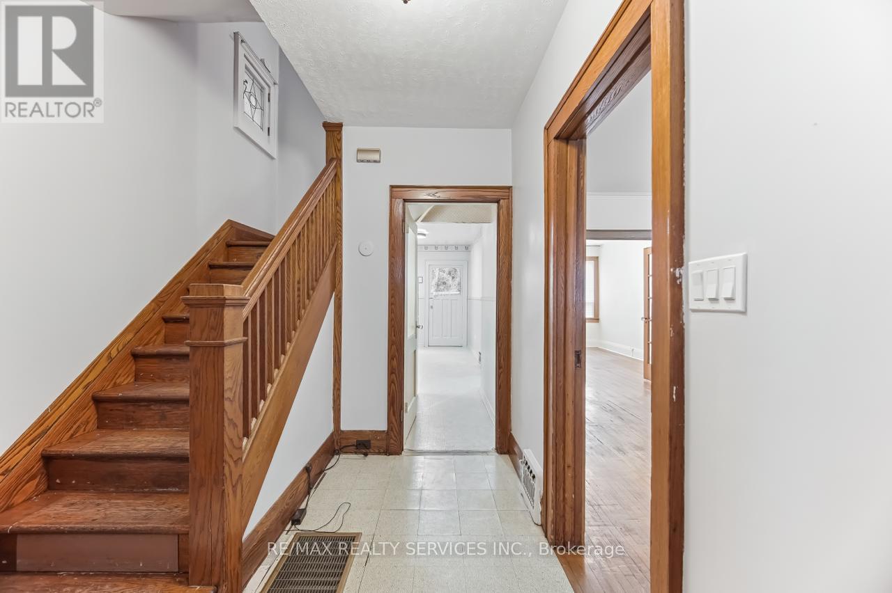 544 Windermere Avenue, Toronto, Ontario  M6S 3L7 - Photo 8 - W12948472