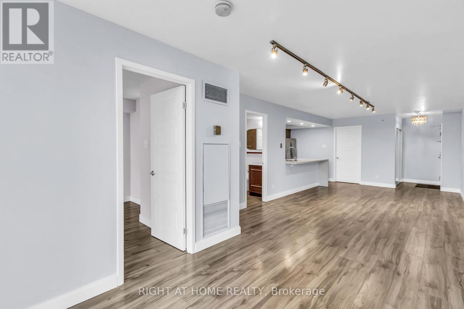 406 - 356 Mcrae Drive, Toronto, Ontario  M4G 4G4 - Photo 11 - C12948506