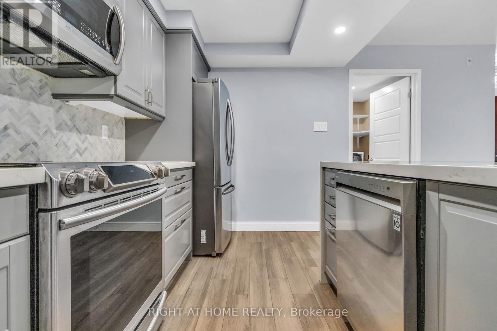 406 - 356 Mcrae Drive, Toronto, Ontario  M4G 4G4 - Photo 2 - C12948506