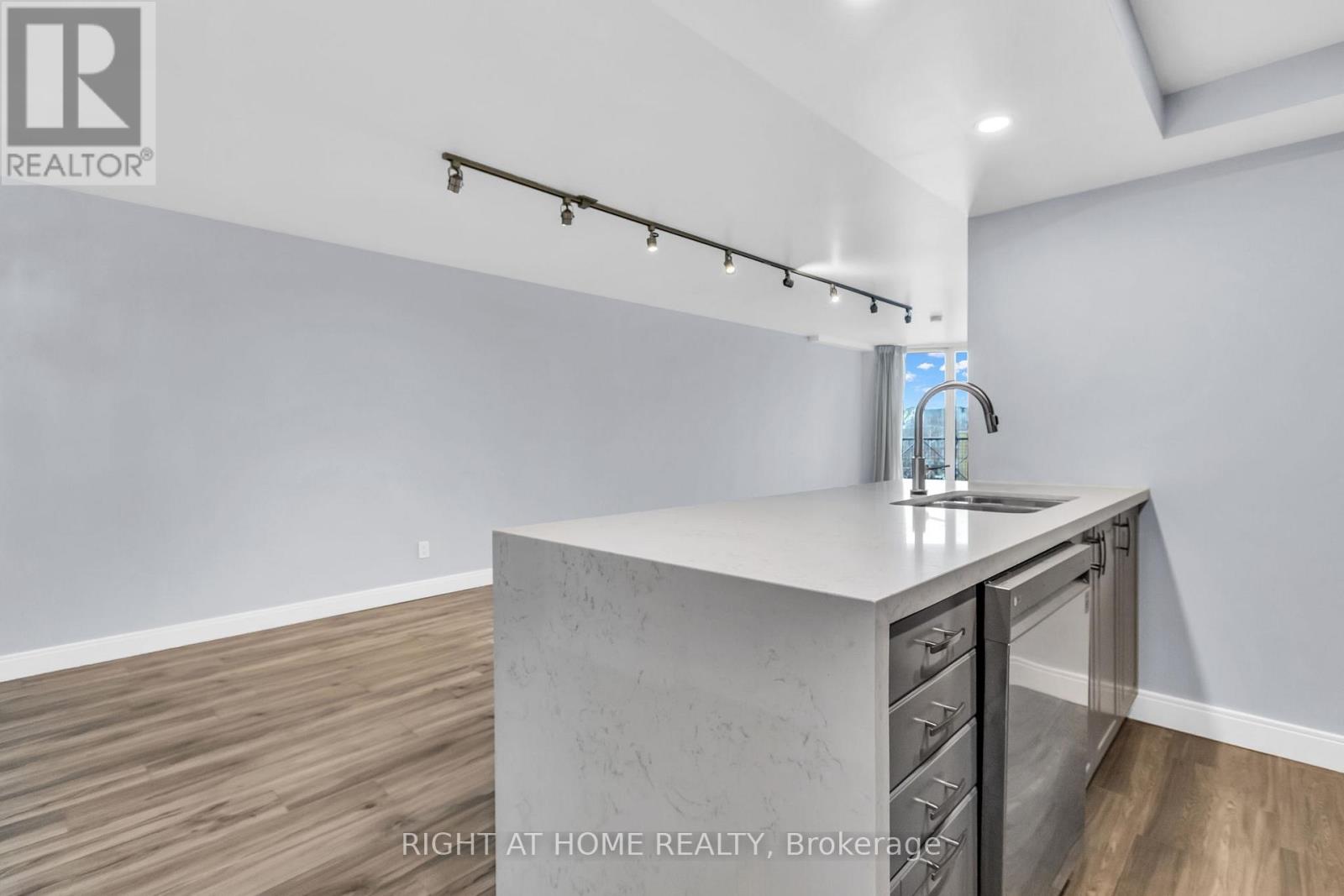 406 - 356 Mcrae Drive, Toronto, Ontario  M4G 4G4 - Photo 4 - C12948506