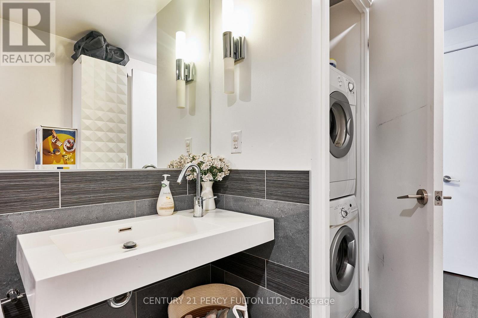 2102 - 70 Distillery Lane, Toronto, Ontario  M5A 0E3 - Photo 9 - C12868596