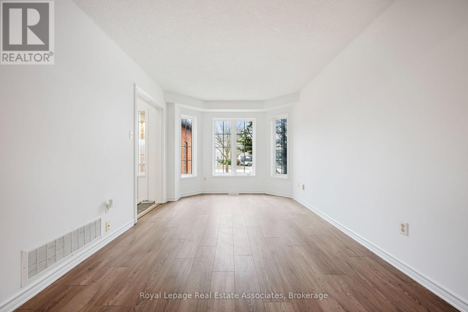 1101 Corrie Street, Innisfil, Ontario  L9S 1T7 - Photo 15 - N12947470