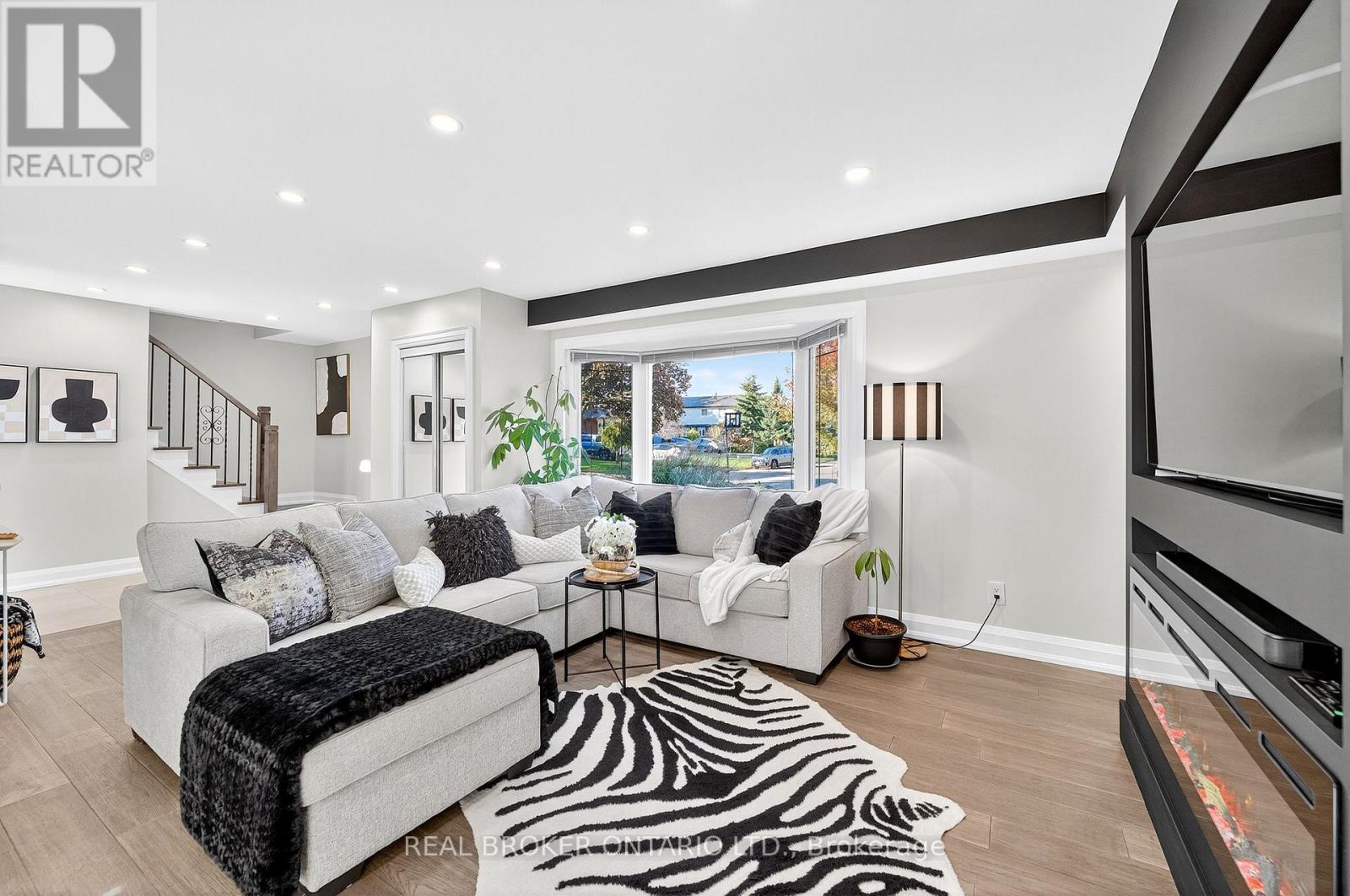 10 Essex Place, Brampton, Ontario  L6T 2A6 - Photo 8 - W12947856