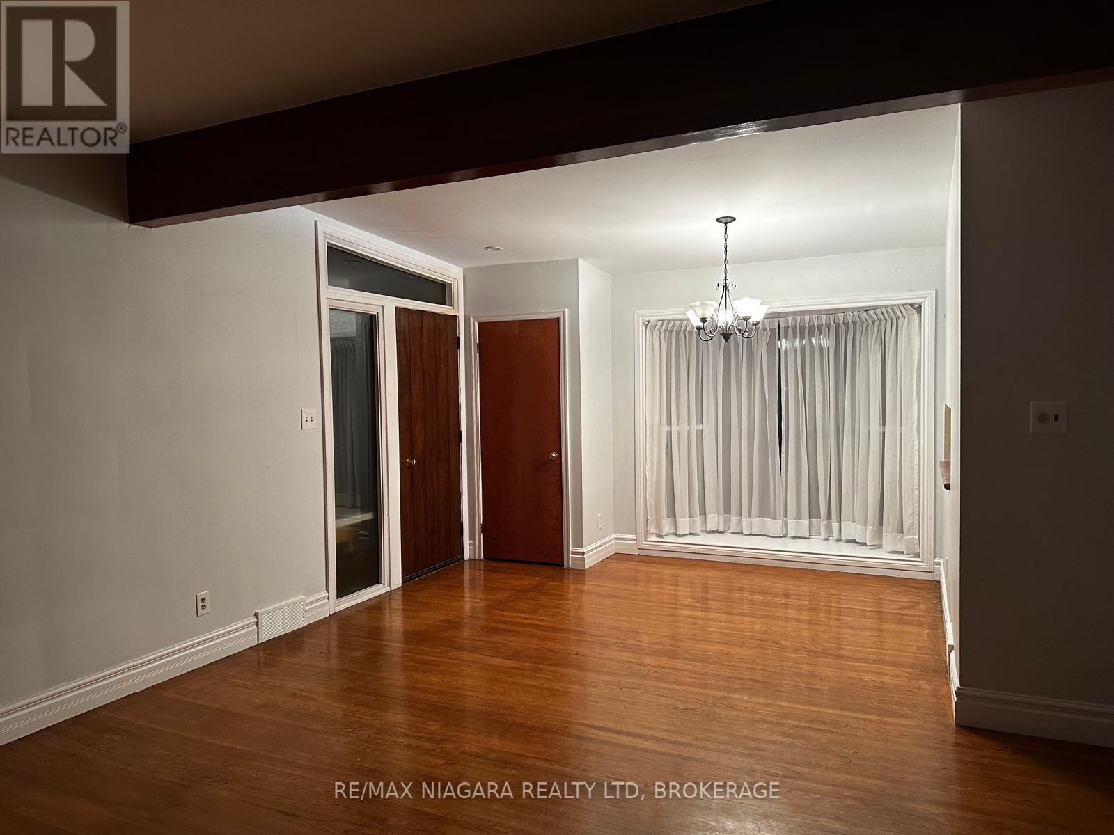 Main - 3577 Marlborough Place, Niagara Falls, Ontario  L2J 2S2 - Photo 5 - X12948556