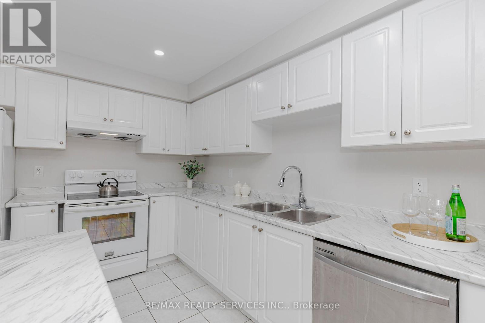 102 Sand Cherry Crescent, Brampton, Ontario  L6R 3B2 - Photo 11 - W12948540