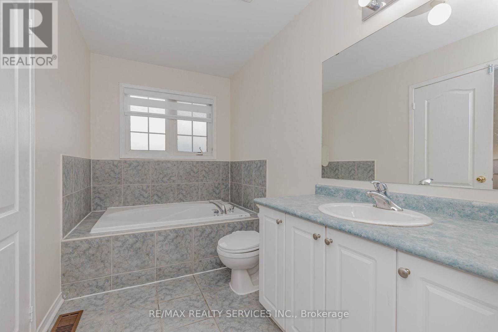 102 Sand Cherry Crescent, Brampton, Ontario  L6R 3B2 - Photo 26 - W12948540