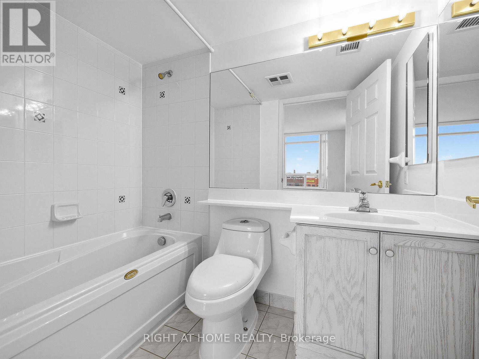 505 - 35 Kingsbridge Garden Circle, Mississauga, Ontario  L5R 3Z5 - Photo 21 - W12948578