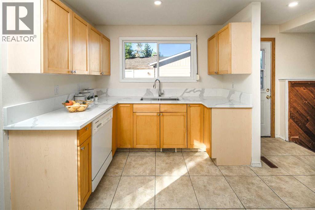 20 Bernard Way NW, Calgary, Alberta  T3K 2B9 - Photo 7 - A2293046