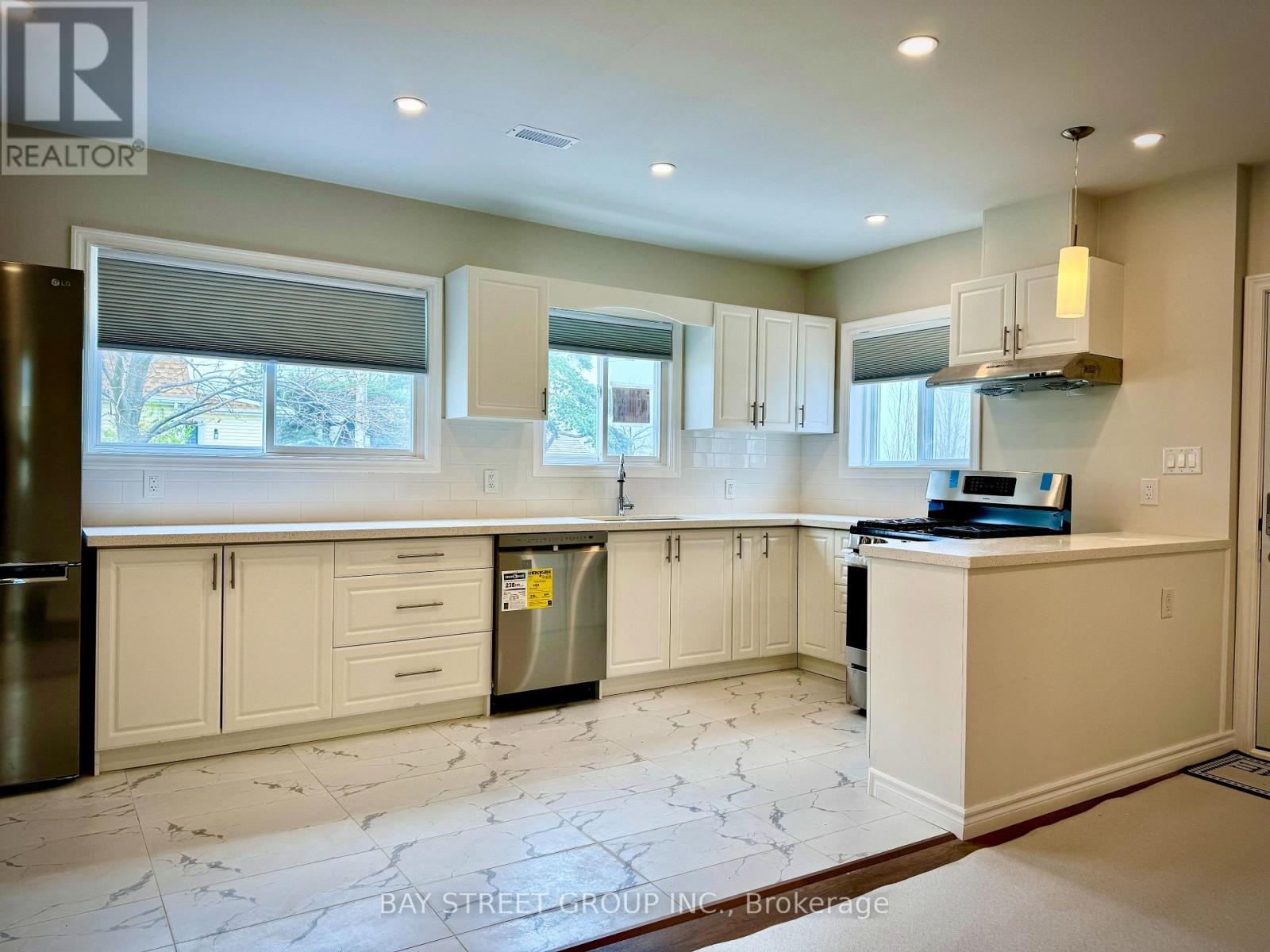 101 - 831 Beach Boulevard, Hamilton, Ontario  L8H 6Z2 - Photo 3 - X12948592