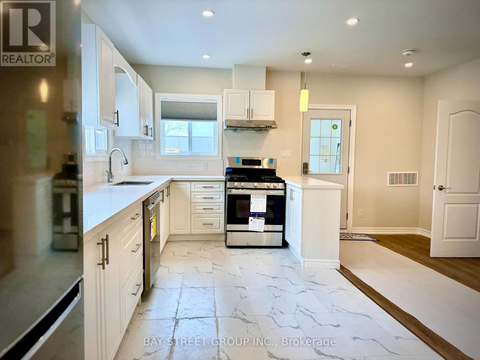 101 - 831 Beach Boulevard, Hamilton, Ontario  L8H 6Z2 - Photo 4 - X12948592