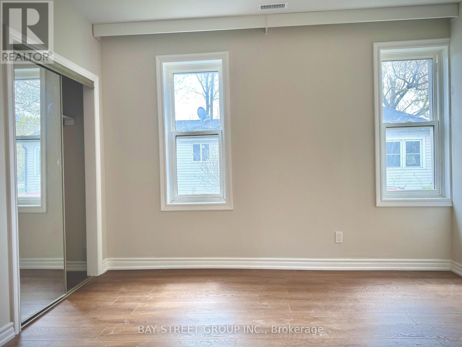 101 - 831 Beach Boulevard, Hamilton, Ontario  L8H 6Z2 - Photo 5 - X12948592