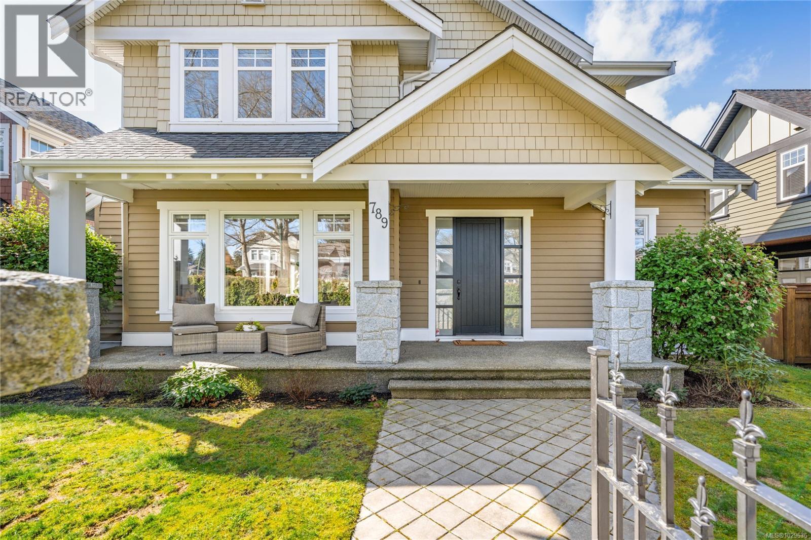 789 Memorial Ave, Qualicum Beach, British Columbia  V9K 2T4 - Photo 2 - 1029636