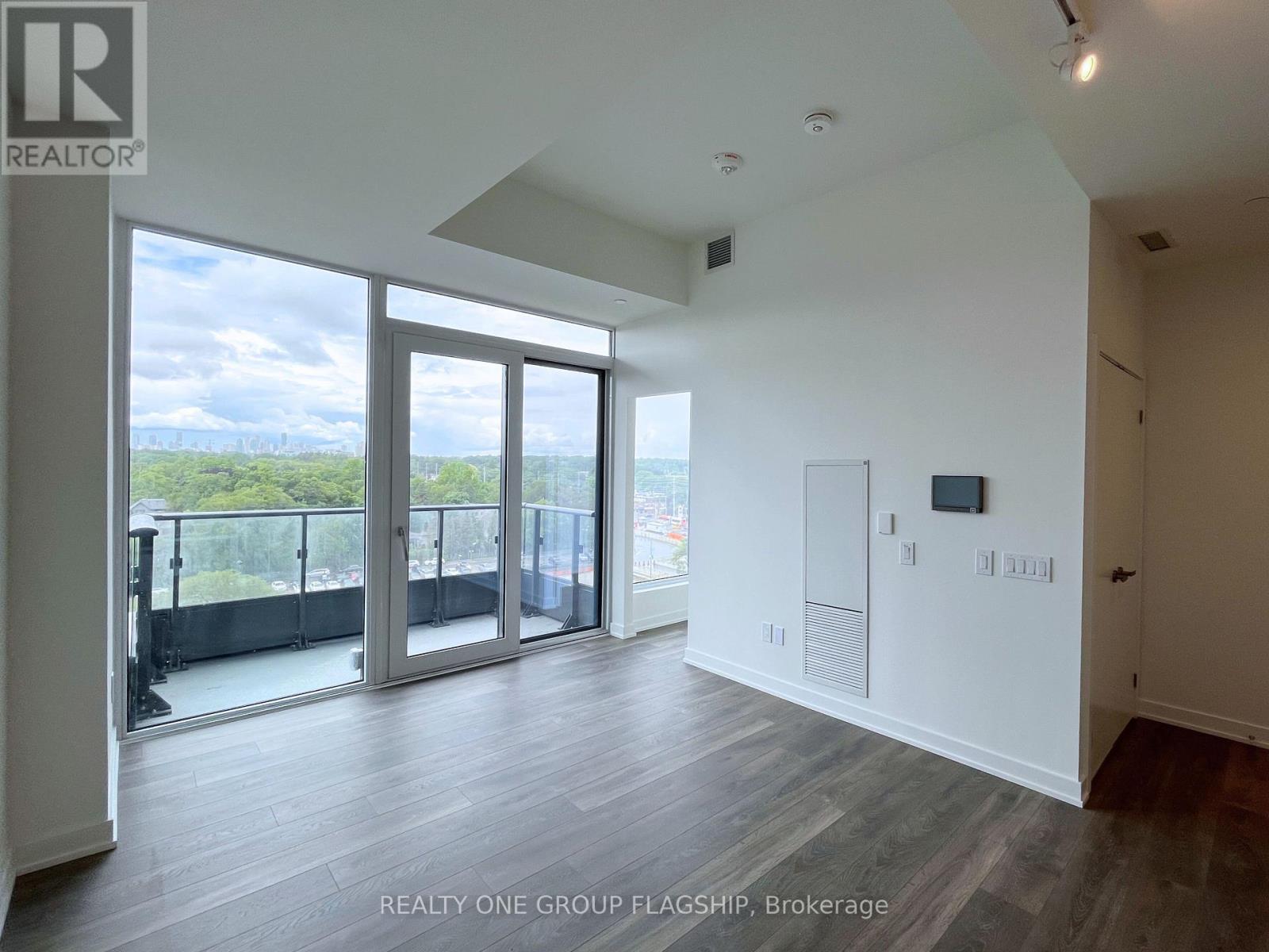 820 - 28 Ann Street, Mississauga, Ontario  L5G 3G1 - Photo 2 - W12942130