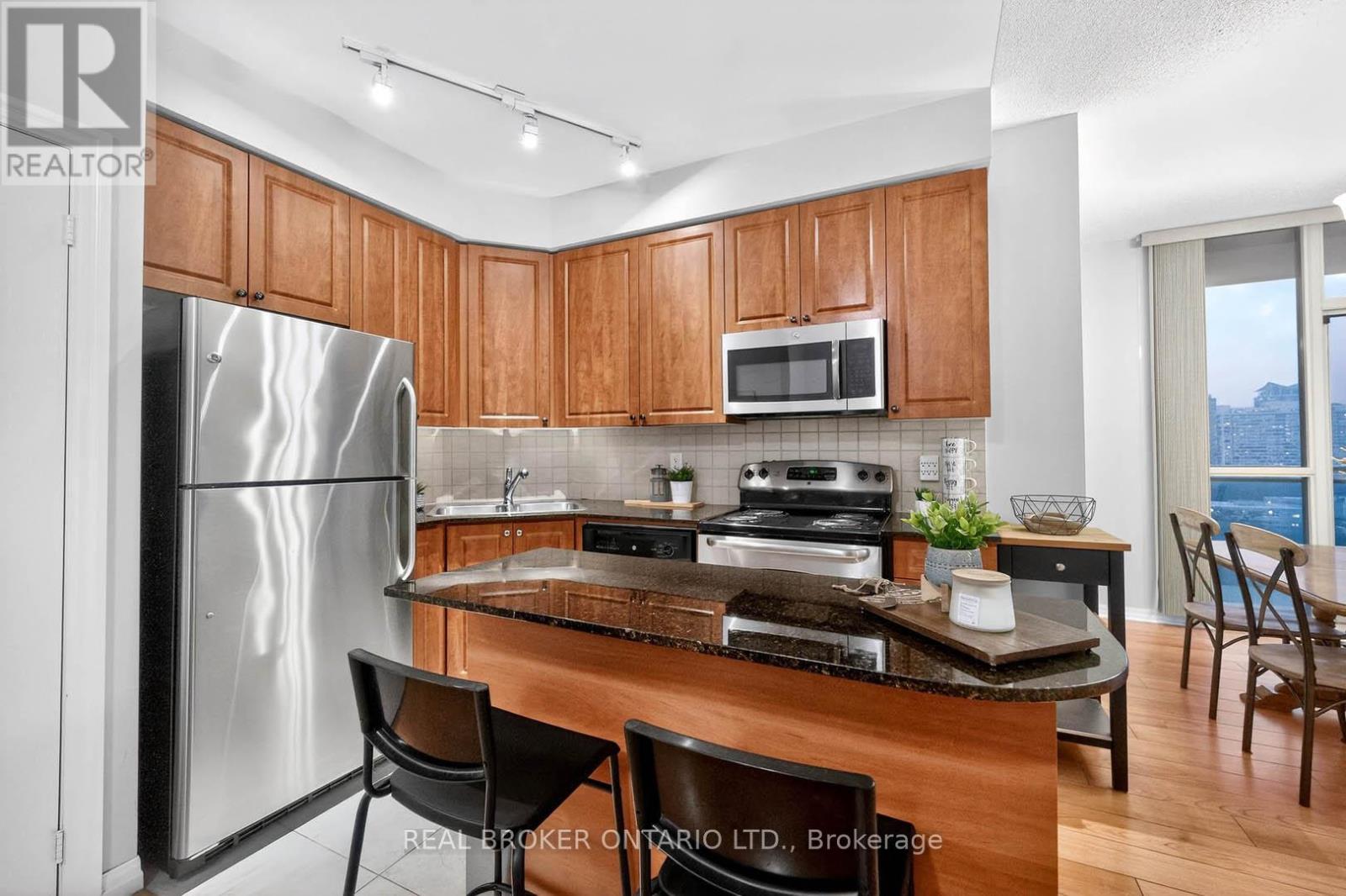 908 - 225 Webb Drive, Mississauga, Ontario  L5B 4P2 - Photo 5 - W12945654