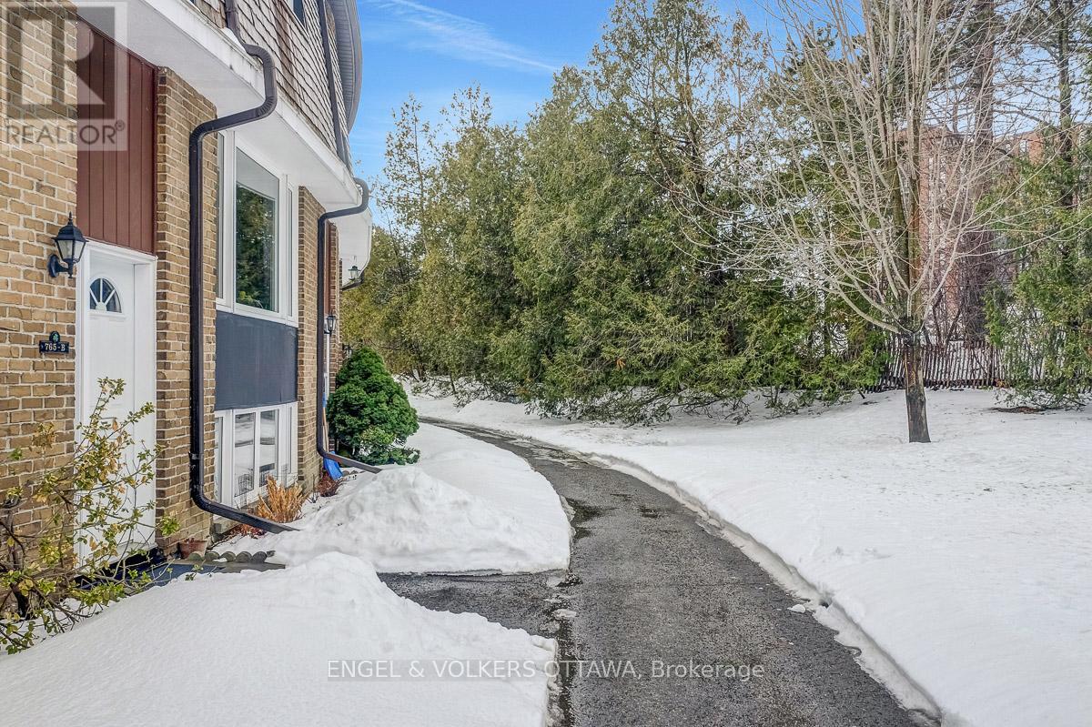 B - 765 SPRINGLAND DRIVE, Ottawa, Ontario