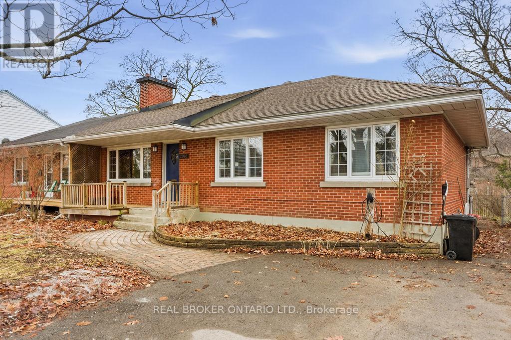 2086 Blossom Drive, Ottawa, Ontario  K1H 6G8 - Photo 2 - X12948652