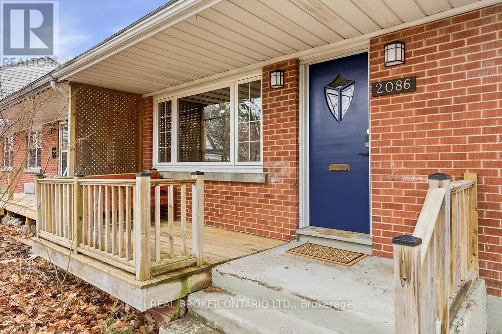 2086 Blossom Drive, Ottawa, Ontario  K1H 6G8 - Photo 3 - X12948652