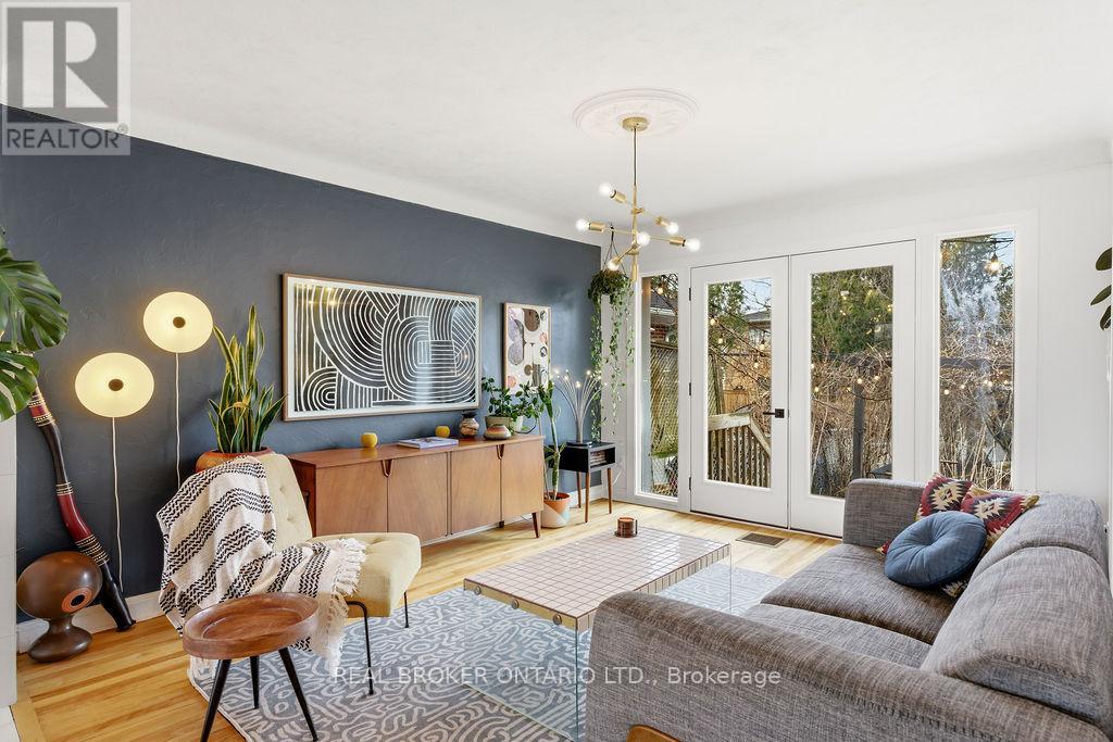 2086 Blossom Drive, Ottawa, Ontario  K1H 6G8 - Photo 5 - X12948652