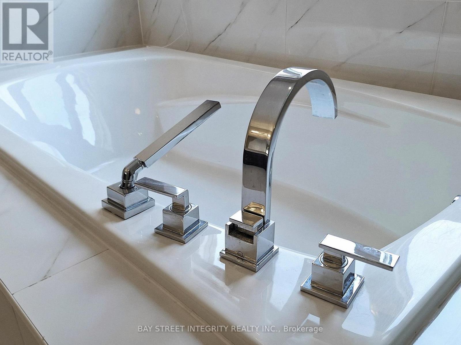 57 Strawbridge Farm Drive, Aurora, Ontario  L4G 0L2 - Photo 34 - N12948622