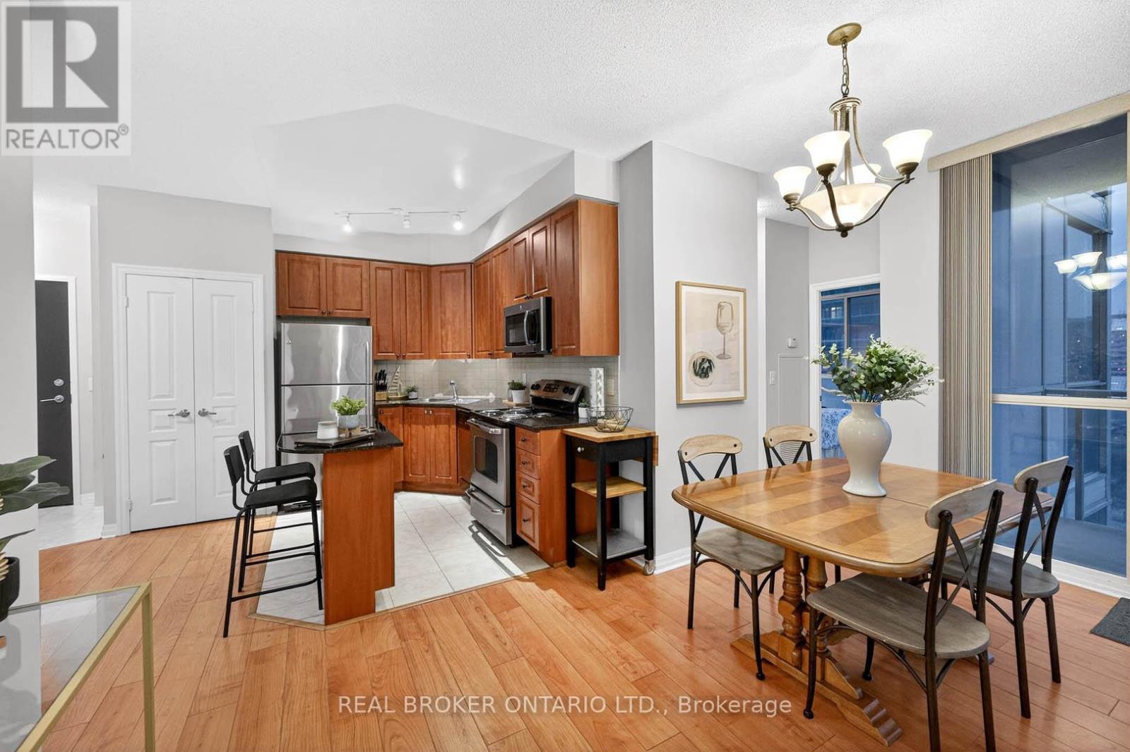 908 - 225 Webb Drive, Mississauga, Ontario  L5B 4P2 - Photo 7 - W12945654