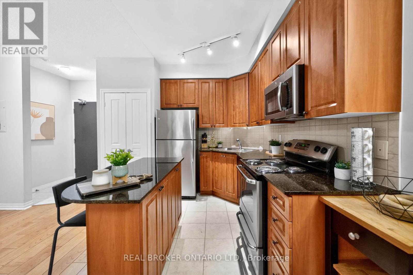 908 - 225 Webb Drive, Mississauga, Ontario  L5B 4P2 - Photo 6 - W12945654