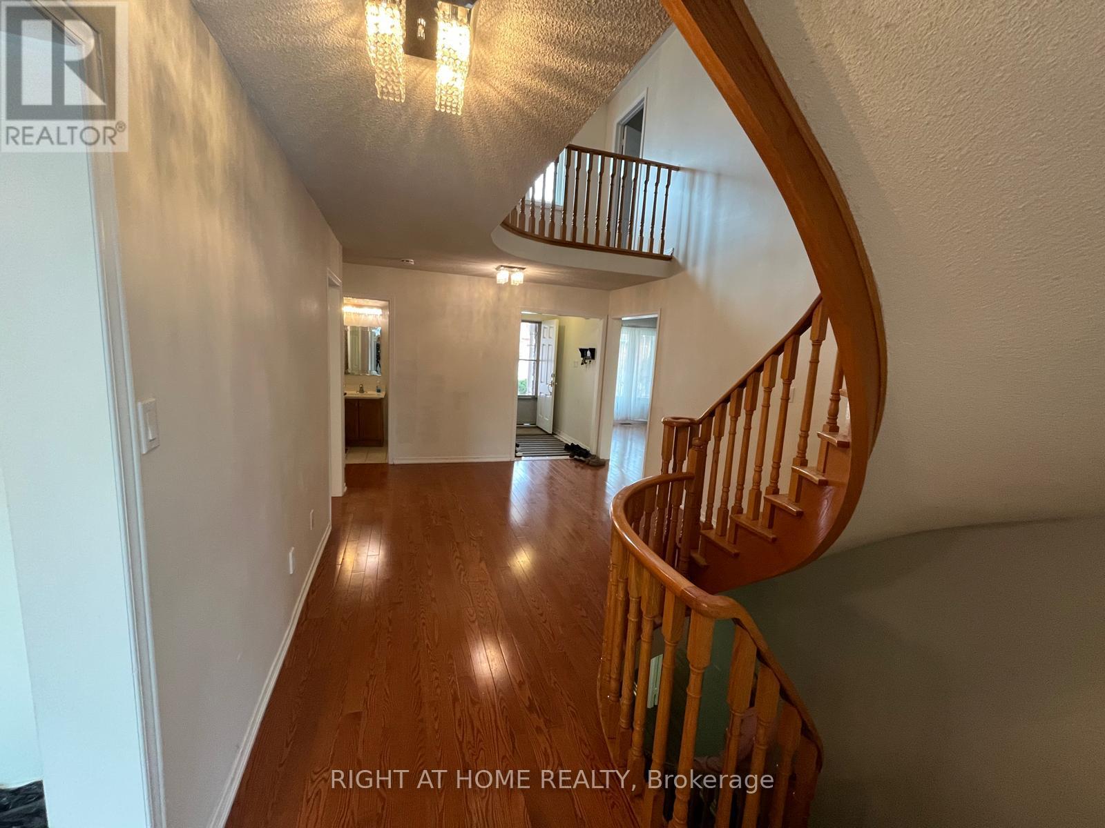 4551 Carpenter Court, Mississauga, Ontario  L5V 1C5 - Photo 13 - W12948670